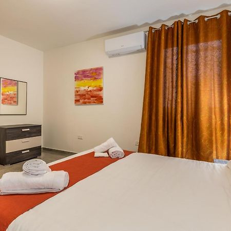 3 Bedroom Apartment - Walking Distance From Airport Gudja Екстер'єр фото