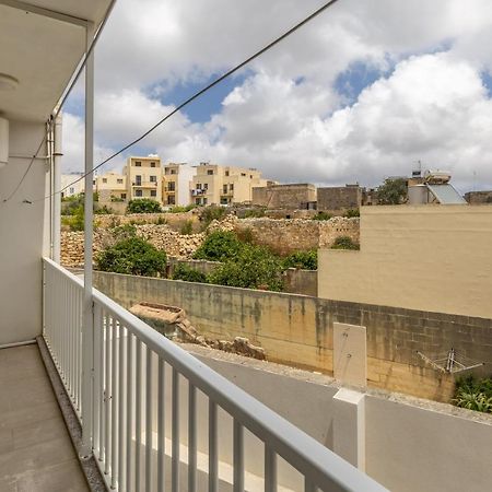 3 Bedroom Apartment - Walking Distance From Airport Gudja Екстер'єр фото