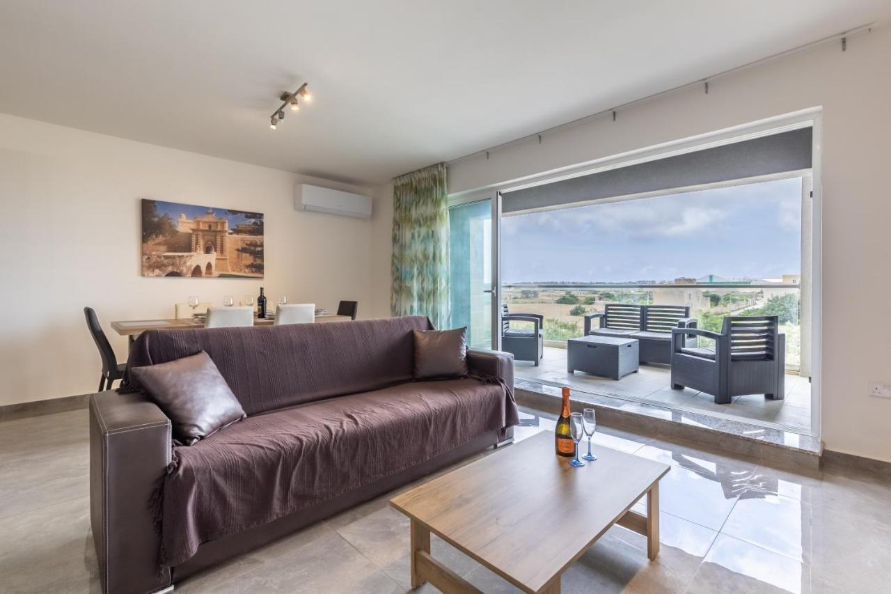 3 Bedroom Apartment - Walking Distance From Airport Gudja Екстер'єр фото