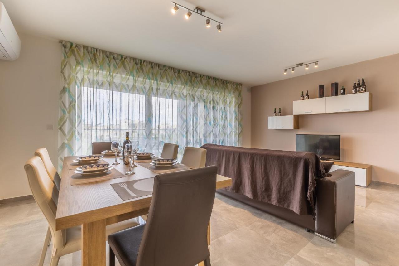 3 Bedroom Apartment - Walking Distance From Airport Gudja Екстер'єр фото