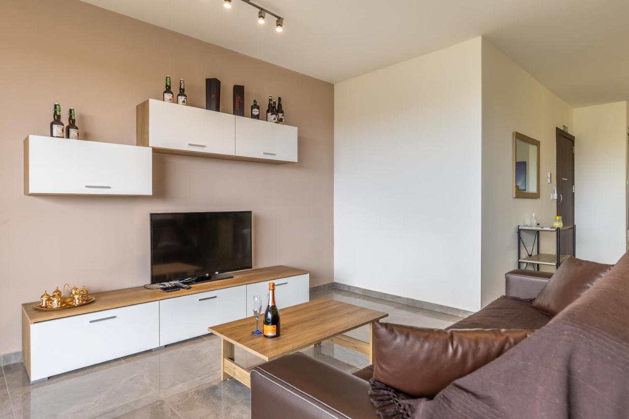 3 Bedroom Apartment - Walking Distance From Airport Gudja Екстер'єр фото