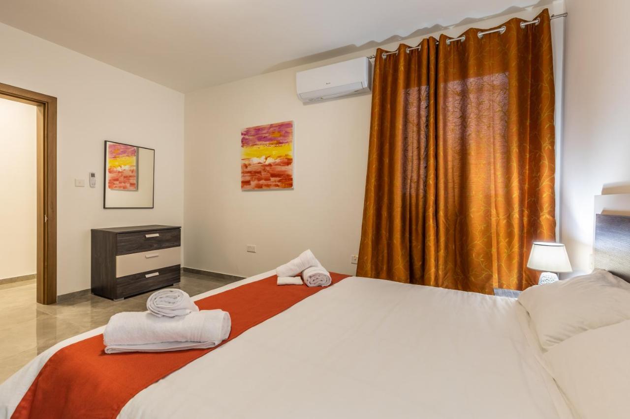 3 Bedroom Apartment - Walking Distance From Airport Gudja Екстер'єр фото