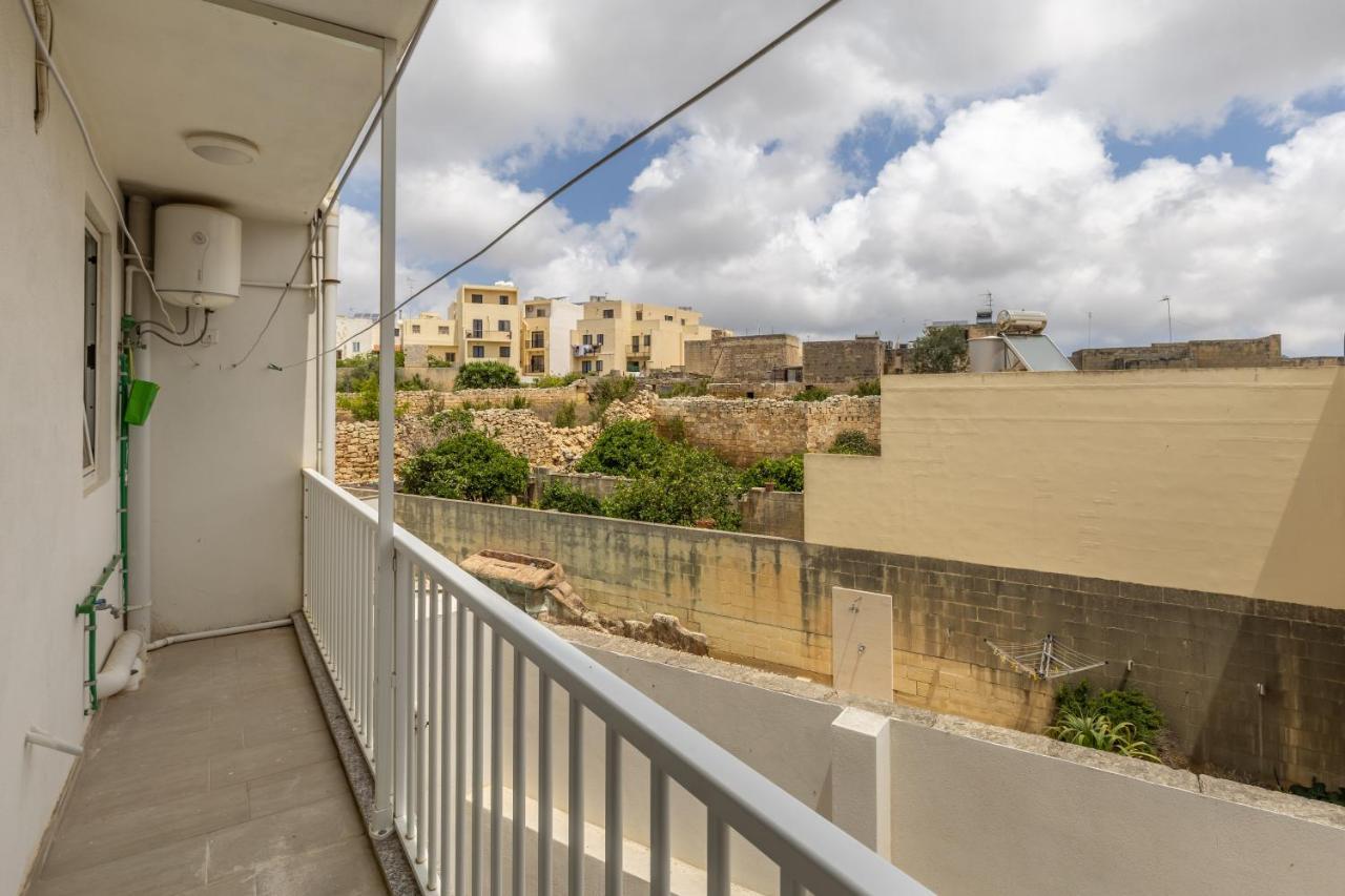 3 Bedroom Apartment - Walking Distance From Airport Gudja Екстер'єр фото