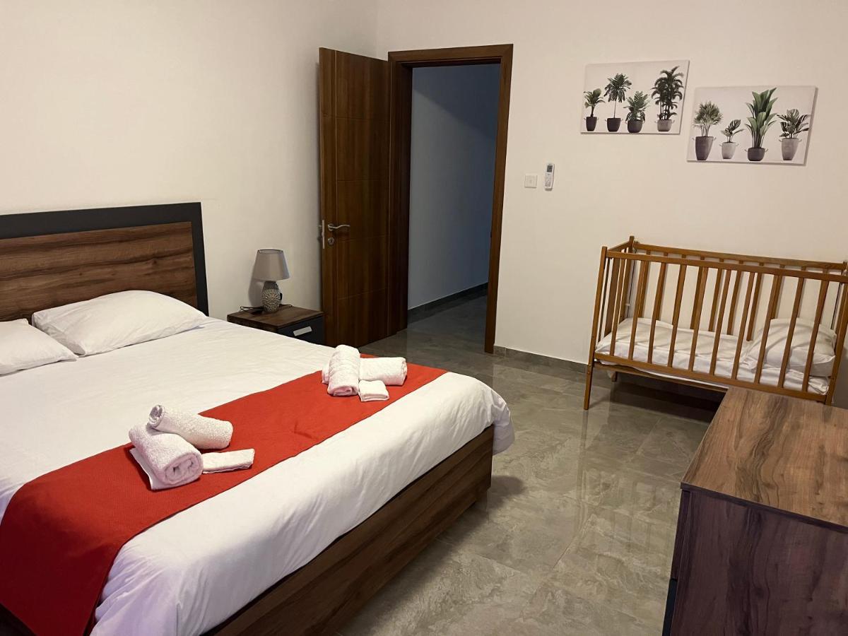 3 Bedroom Apartment - Walking Distance From Airport Gudja Екстер'єр фото