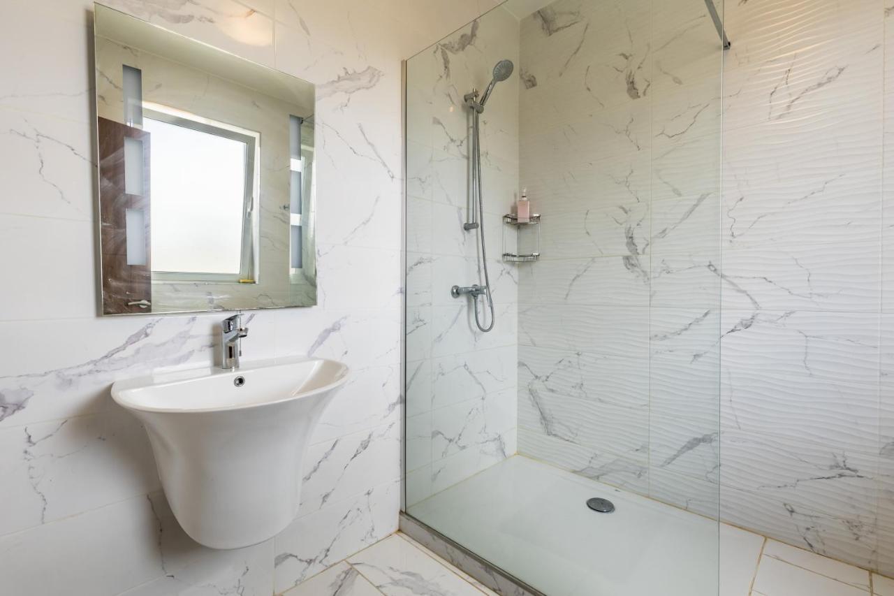 3 Bedroom Apartment - Walking Distance From Airport Gudja Екстер'єр фото