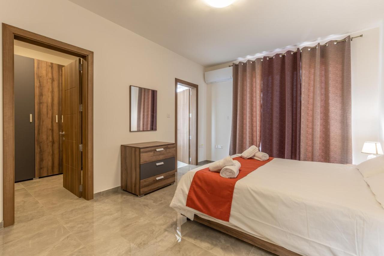 3 Bedroom Apartment - Walking Distance From Airport Gudja Екстер'єр фото