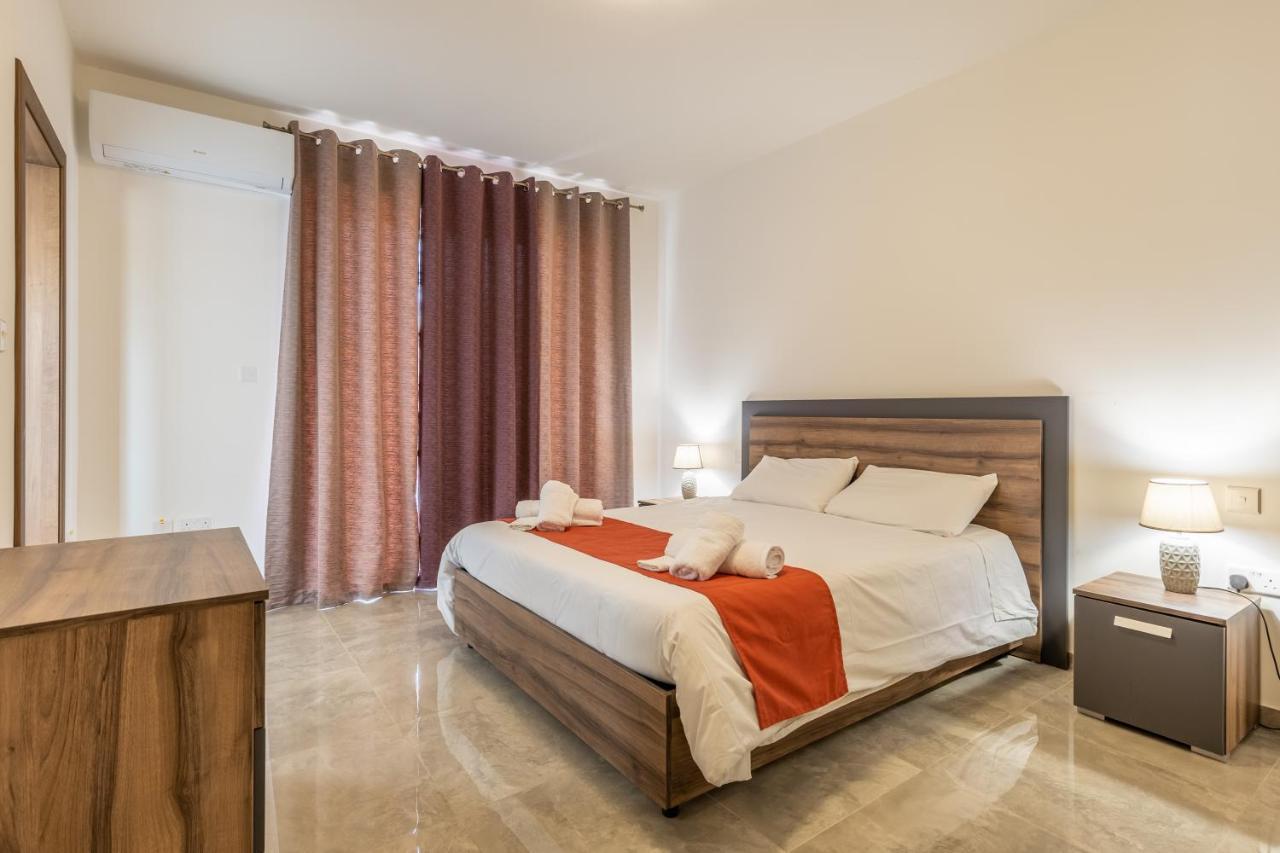3 Bedroom Apartment - Walking Distance From Airport Gudja Екстер'єр фото