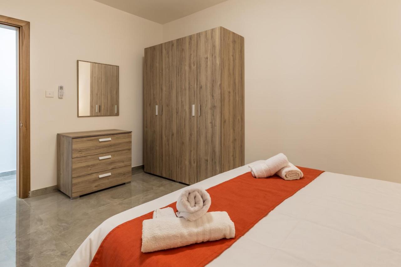 3 Bedroom Apartment - Walking Distance From Airport Gudja Екстер'єр фото