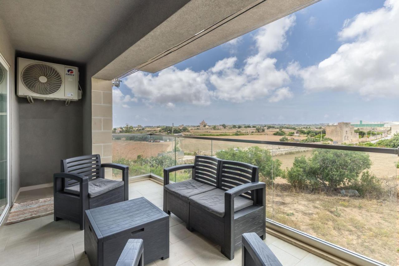 3 Bedroom Apartment - Walking Distance From Airport Gudja Екстер'єр фото
