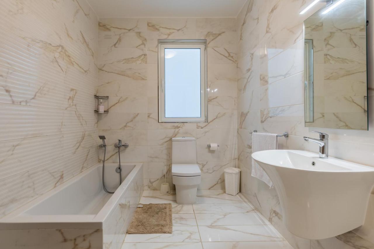 3 Bedroom Apartment - Walking Distance From Airport Gudja Екстер'єр фото